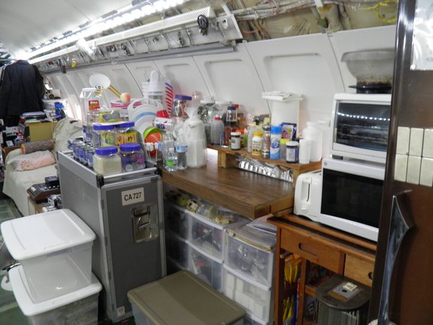 chan o nha nguoi dan ong mua han mot chiec may bay boeing 727 cu nam giua rung de song