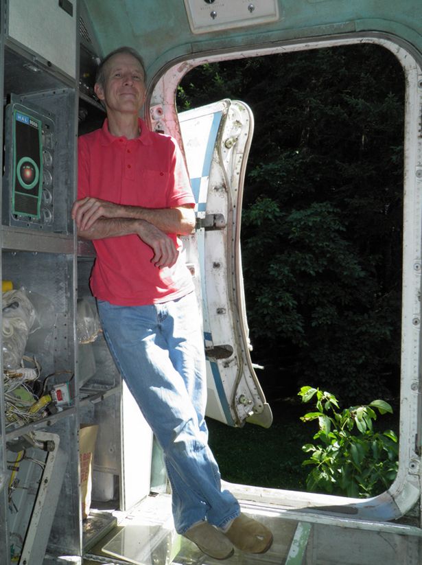 chan o nha nguoi dan ong mua han mot chiec may bay boeing 727 cu nam giua rung de song