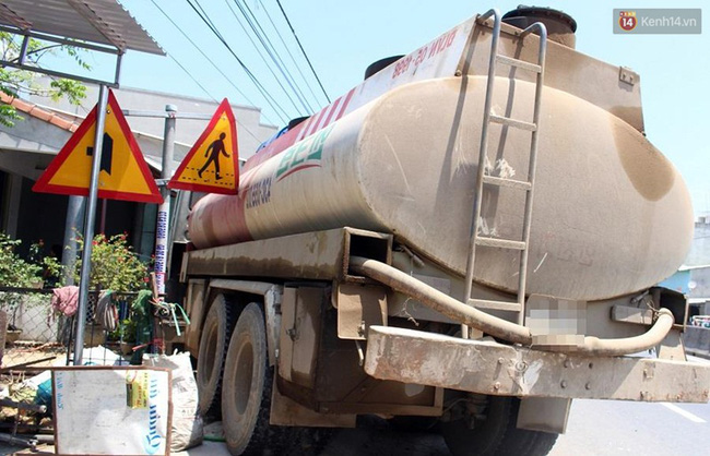 quang nam xe bon cho xang dau lao vao nha dan tai xe may man thoat chet