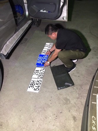 hoa binh bat 1 xe o to cho 118 ca the te te