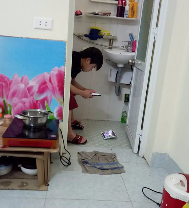 chong nghien game dem ca dien thoai vao toilet vo chup anh beu len mang xa hoi