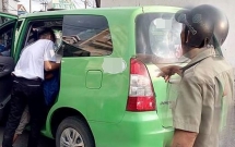 tieu bay vao xe taxi nguoi dan ong bi 2 tai xe danh nhap vien o sai gon