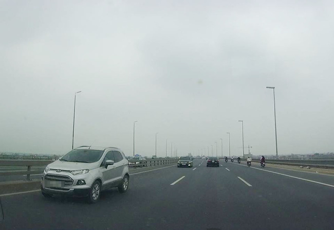 clip 5 o to noi duoi nhau chay nguoc chieu tren cau nhat tan nhieu xe phai danh lai ra ngoai