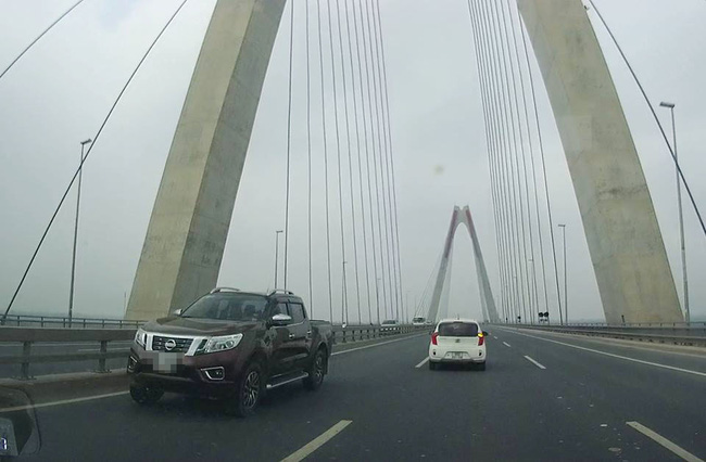 clip 5 o to noi duoi nhau chay nguoc chieu tren cau nhat tan nhieu xe phai danh lai ra ngoai