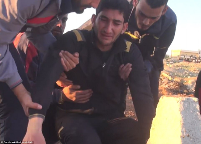 nguoi cha syria khoc nac ben nam mo 2 con gai cung 17 nguoi than thiet mang trong cuoc tan cong hoa hoc