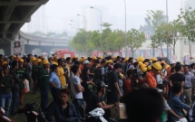 ha noi hang tram nguoi tap trung theo doi dam chay nha xuong gan toa nha keangnam