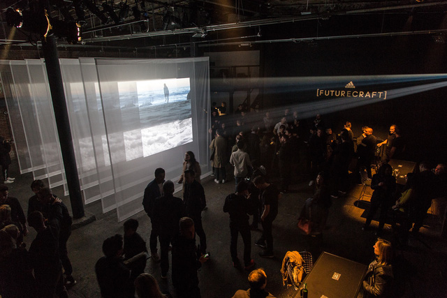 can canh doi giay mang cong nghe doc dao futurecraft 4d den tu adidas su dung oxy va anh sang tao nen bo de