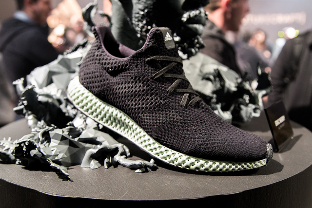 can canh doi giay mang cong nghe doc dao futurecraft 4d den tu adidas su dung oxy va anh sang tao nen bo de