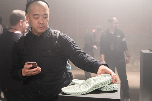 can canh doi giay mang cong nghe doc dao futurecraft 4d den tu adidas su dung oxy va anh sang tao nen bo de