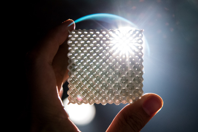 can canh doi giay mang cong nghe doc dao futurecraft 4d den tu adidas su dung oxy va anh sang tao nen bo de