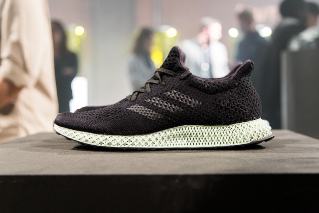 can canh doi giay mang cong nghe doc dao futurecraft 4d den tu adidas su dung oxy va anh sang tao nen bo de