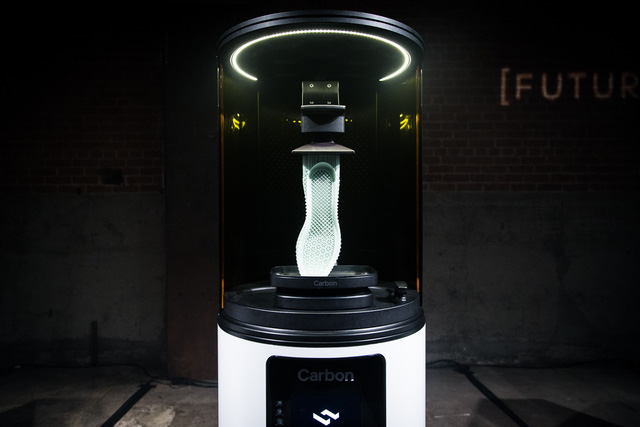 can canh doi giay mang cong nghe doc dao futurecraft 4d den tu adidas su dung oxy va anh sang tao nen bo de