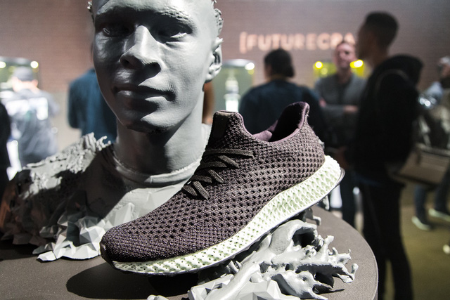 can canh doi giay mang cong nghe doc dao futurecraft 4d den tu adidas su dung oxy va anh sang tao nen bo de