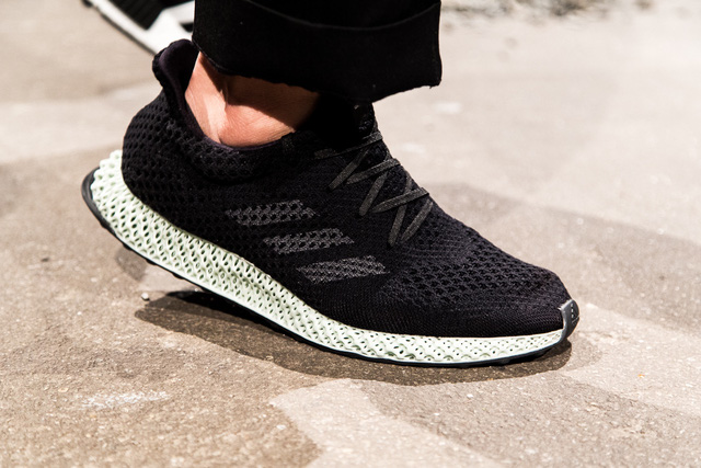 can canh doi giay mang cong nghe doc dao futurecraft 4d den tu adidas su dung oxy va anh sang tao nen bo de