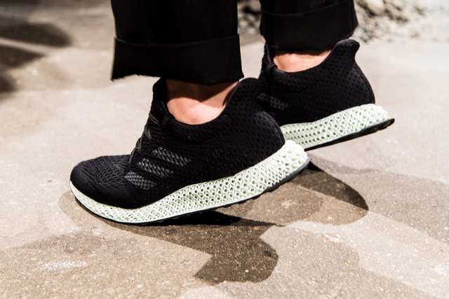 can canh doi giay mang cong nghe doc dao futurecraft 4d den tu adidas su dung oxy va anh sang tao nen bo de
