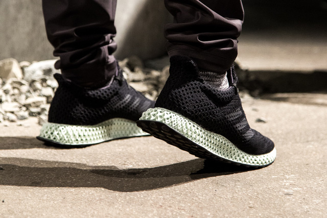 can canh doi giay mang cong nghe doc dao futurecraft 4d den tu adidas su dung oxy va anh sang tao nen bo de