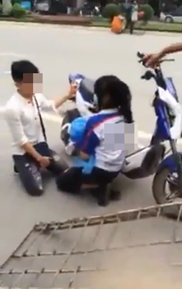 thanh nien quy goi giua duong xin cong an tha xe cho nguoi yeu