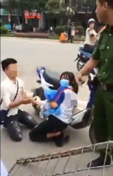 thanh nien quy goi giua duong xin cong an tha xe cho nguoi yeu