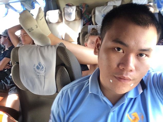 chang trai phat om vi mui hoi chan nong nac cua nu du khach vo duyen nhat he mat troi