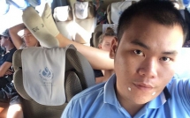 chang trai phat om vi mui hoi chan nong nac cua nu du khach vo duyen nhat he mat troi