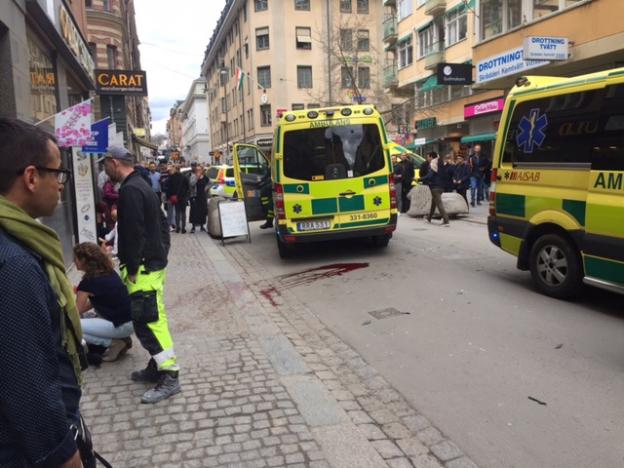 thuy dien khung bo bang xe tai o thu do stockholm 4 nguoi chet