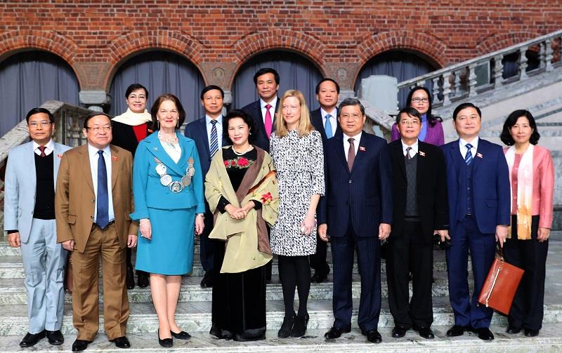 chu tich quoc hoi gap thi truong thanh pho stockholm thuy dien