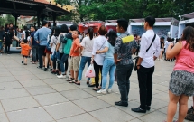 hang nghin nguoi dan thu do hao huc xep hang cho nhan do mien phi o le hoi han quoc