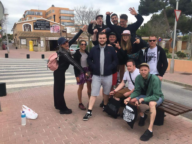 bi ban bo bom ngay truoc gio di du lich nhom ban len facebook tim nguoi la thay the