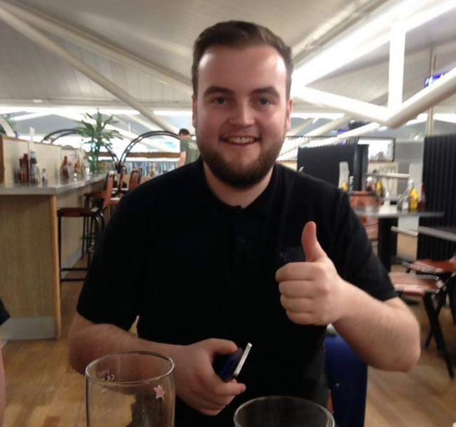 bi ban bo bom ngay truoc gio di du lich nhom ban len facebook tim nguoi la thay the