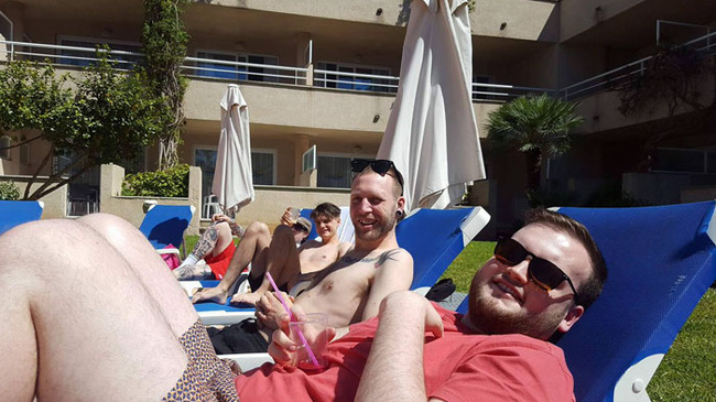 bi ban bo bom ngay truoc gio di du lich nhom ban len facebook tim nguoi la thay the