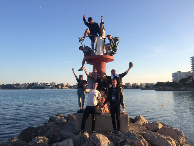 bi ban bo bom ngay truoc gio di du lich nhom ban len facebook tim nguoi la thay the