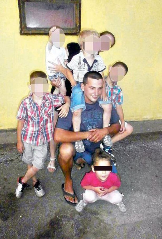 chi mot gio sau khi chup buc anh sinh nhat be gai 3 tuoi da bi ke au dam bat coc va sat hai da man