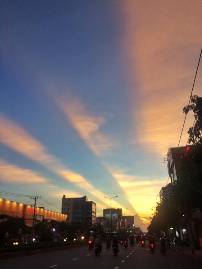 Người Sài Gòn thi nhau khoe ảnh bầu trời đẹp đến lạ kỳ ngày hôm ...