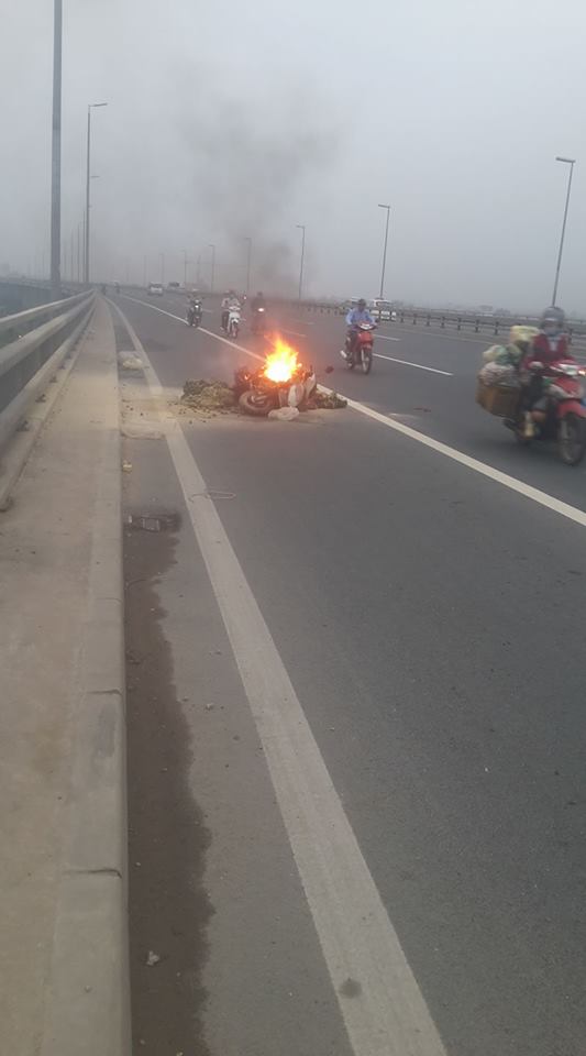 ha noi xe tay ga boc chay du doi tren cau nhat tan
