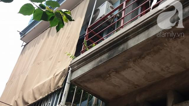 nhan chung ke lai giay phut nguoi me om con 5 tuoi bi chong dam tu vong chay ra ngoai cau cuu