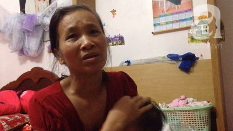 nhan chung ke lai giay phut nguoi me om con 5 tuoi bi chong dam tu vong chay ra ngoai cau cuu