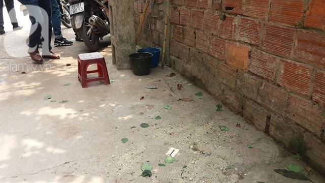 nhan chung ke lai giay phut nguoi me om con 5 tuoi bi chong dam tu vong chay ra ngoai cau cuu