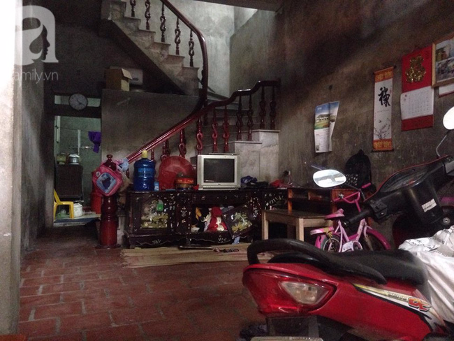 nhan chung ke lai giay phut nguoi me om con 5 tuoi bi chong dam tu vong chay ra ngoai cau cuu