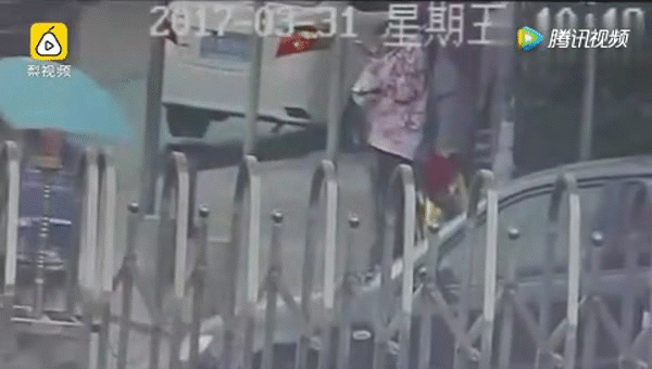 ten trom ngo nghech giat dien thoai cua nguoi di duong roi cam dau cam co chay vao don canh sat