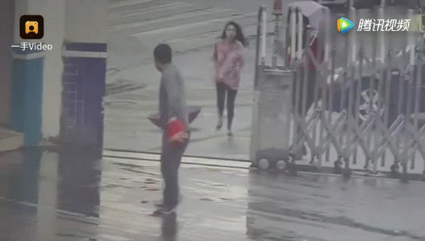 ten trom ngo nghech giat dien thoai cua nguoi di duong roi cam dau cam co chay vao don canh sat