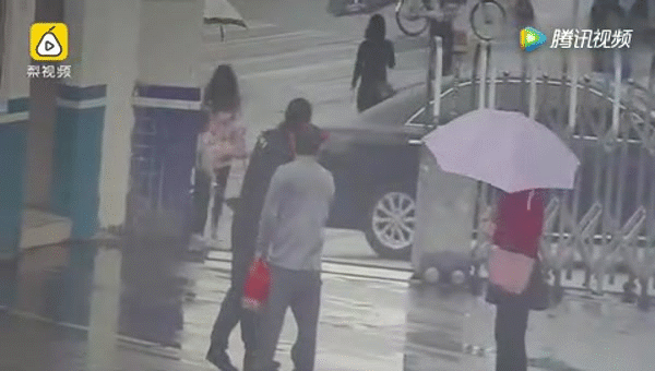 ten trom ngo nghech giat dien thoai cua nguoi di duong roi cam dau cam co chay vao don canh sat