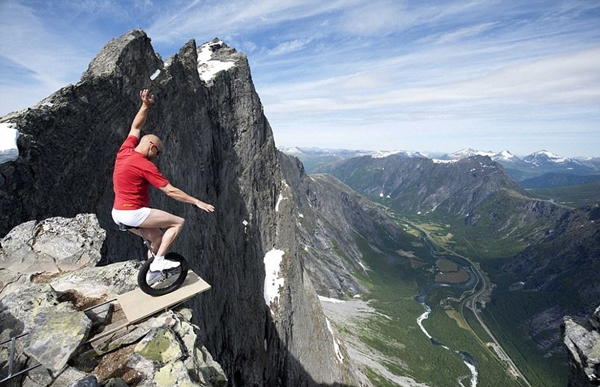 20 buc hinh cho thay su chiu choi cua nhung du khach mao hiem nhat the gioi