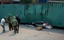 nam dinh xe container do nghieng de nat o to con it nhat 2 nguoi tu vong