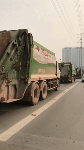 ha noi 4 xe cho rac noi duoi nhau chay vao lan xe buyt nhanh brt