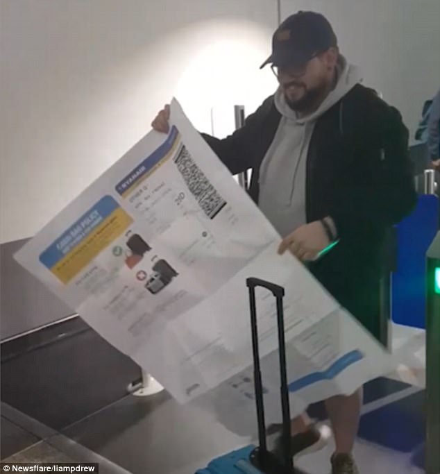 anh chang cu nhay di check in san bay voi tam ve khong lo to gan 1m