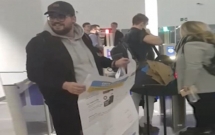 anh chang cu nhay di check in san bay voi tam ve khong lo to gan 1m