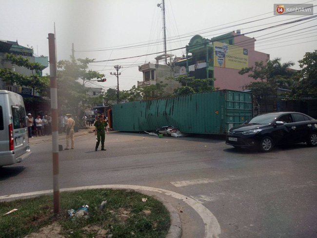 nhan chung vu container de bep o to 7 cho xe con dung lai roi bat ngo re sang luon khien container khong kip xu ly