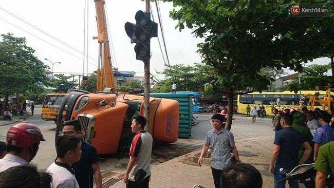 nhan chung vu container de bep o to 7 cho xe con dung lai roi bat ngo re sang luon khien container khong kip xu ly