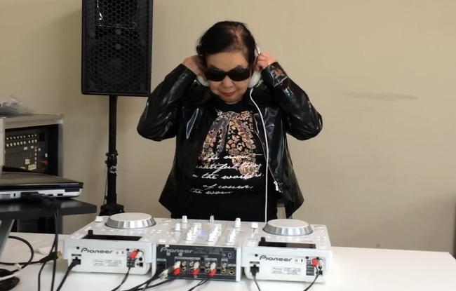 quen tiesto voi hardwell di hay gap cu ba dj 82 tuoi sang ban ha cao toi danh nhac quay tren bar