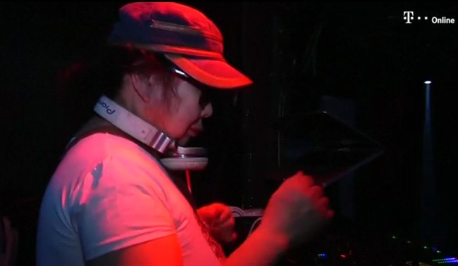 quen tiesto voi hardwell di hay gap cu ba dj 82 tuoi sang ban ha cao toi danh nhac quay tren bar